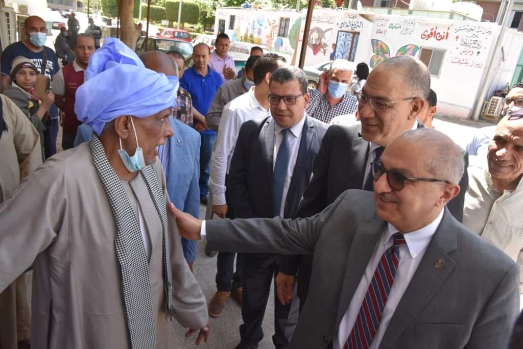 رئيس جامعة أسيوط يُعلن بدء التواصل مع أحد الجهات الداعمة لتوفير معجل خطى جديد لمعهد الأورام ويضع آلة لزيادة أعداد التمريض والصيادلة لتلبية احتياجات المرضى وتقليل الكثافة