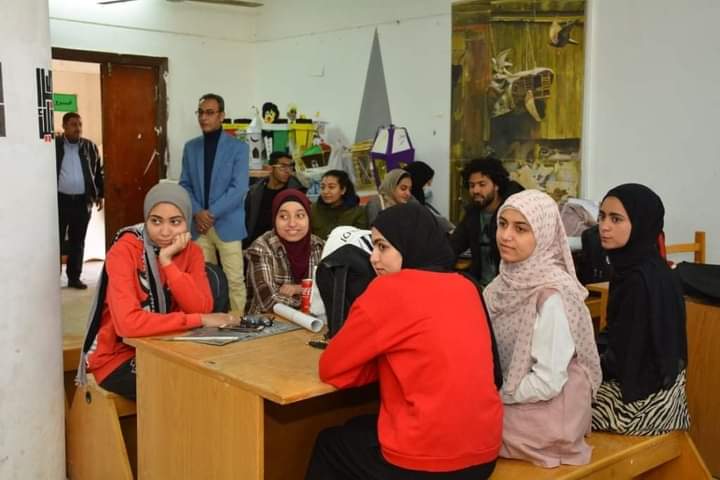 الأستاذ الدكتور احمد المنشاوي نائب رئيس الجامعة لشئون الدراسات العليا والبحوث والمشرف على كلية الفنون الجميلة يشهد انطلاق اعمال ورشة عمل تحت عنوان" تقنيات الطبعة الفنية لطلاب قسم الجرافيك "