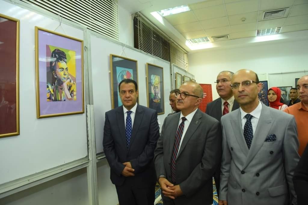 تحت رعاية الاستاذ الدكتور طارق الجمال رئيس الجامعة  والأستاذ الدكتور أحمد المنشاوى نائب رئيس الجامعة لشئون الدراسات العليا والبحوث والمشرف على الكلية والأستاذ الدكتور شحاتة غريب نائب رئيس الجامعة لشئون التعليم والطلاب ، والأستاذ الدكتور مها غانم نائب رئيس الجامعة لشئون خدمة المجتمع وتنمية البيئة  رئيس جامعة أسيوط يفتتح معرضاً فنياً لطلاب كلية الفنون الجميلة بالتعاون مع معهد تكنولوجيا المعلومات بأسيوط أكد الدكتور طارق الجمال رئيس جامعة أسيوط على حرص إدارة الجامعة على تشجيع ودعم المواهب الفنية داخل مختلف كليات الجامعة بصفة عامة والكليات الفنية بصفة خاصة وذلك بما يضمن إتاحة الفرصة الكاملة لتأهيل الطلاب وتدريبهم على النحو الذى يمكنهم من المنافسة القوية فى تخصصاتهم سواء داخل مصر أو خارجها . جاء ذلك خلال افتتاح سيادته لمعرضاً فنياً كلية الفنون الجميلة بالجامعة تحت إشراف الدكتورة سحر بطرس وكيل الكلية لشئون خدمة المجتمع و تنمية البيئة والدكتورة غادة النجار رئيس قسم الديكور والمقام بالتعاون مع معهد تكنولوجيا المعلومات بأسيوط ITI وذلك بحضور المهندس أيمن عياد مدير فرع ITIبأسيوط و الدكتور محمد عبد الحكيم و كيل الكلية لشئون التعليم و الطلاب و الدكتور محمد حلمي الحفناوى وكيل الكلية لشئون الدراسات العليا و البحوث والمشرف على قسم العمارة ، والدكتور محمد ثابت بدارى رئيس قسم التصوير وعميد الكلية السابق والدكتور محسن سليم رئيس قسم النحت والدكتور حسن عبدالعليم منسق قسم الجرافيك و الدكتورة أمل عبدالوارث مدير وحدة ضمان الجودة والدكتورة نجلاء بدوى مدرس بقسم التصوير ولفيف من السادة اعضاء هيئة التدريس ومعاونيهم ومجموعات من الطلاب المشاركين . وصرح الدكتور أحمد المنشاوى نائب رئيس الجامعة لشئون الدراسات العليا والبحوث والمشرف على الكلية أن المعرض تم إقامته بالتعاون مع معهد تكنولوجيا المعلومات ويضم أكثر من 60 لوحة فنية تتنوع بين فنون الطباعة والتصوير والتصميم إلى جانب 20 مجسم ورسم هندسى من طلاب قسم العمارة إلى جانب أجنحة من المعرض تضم معروضات فنية لبيت التلى والذى يُعد أحد فنون التراث المميز لمحافظة أسيوط وبعض السجاد والمفروشات والمشغولات اليدوية الذى ضمها المعرض مساهمةً من عدد من الجمعيات ومنظمات المجتمع المدنى بأسيوط مثل جمعية الفتاة العصرية للتنمية وجمعية السمبلة لتنمية المجتمع إلى جانب الطلاب الموهوبين بالمعهد 