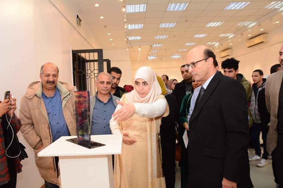 افتتح الاستاذ الدكتور/ احمد المنشاوى معرضاً فنياً عن " التنمية المستدامة" للتعبير عن حركة المشروعات التنموية التي تشهدها البلاد فى العهد الحالي