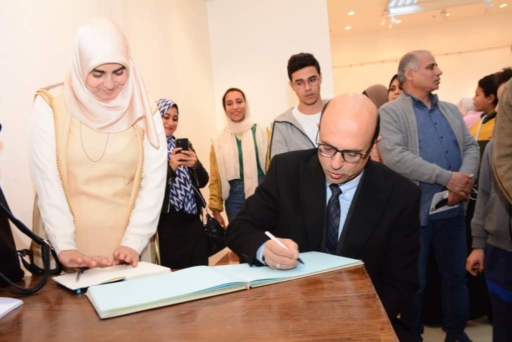 افتتح الاستاذ الدكتور/ احمد المنشاوى معرضاً فنياً عن " التنمية المستدامة" للتعبير عن حركة المشروعات التنموية التي تشهدها البلاد فى العهد الحالي