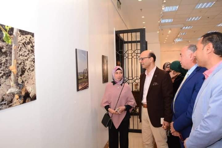 الأستاذ الدكتور /أحمد المنشاوي نائب رئيس الجامعة لشئون الدراسات العليا والبحوث والمشرف على كلية الفنون الجميلة يفتتح  معرض التصوير الفوتوغرافى الثانى لطلاب الفرقة الأولى بكلية الفنون الجميلة تحت عنوان " تمرد عدسة "والمنعقد بقصر ثقافة أسيوط