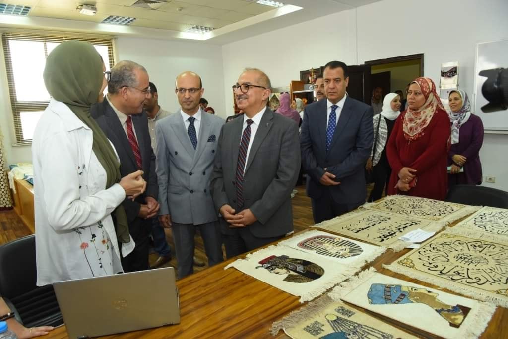 تحت رعاية الاستاذ الدكتور طارق الجمال رئيس الجامعة والأستاذ الدكتور أحمد المنشاوى نائب رئيس الجامعة لشئون الدراسات العليا والبحوث والمشرف على الكلية والأستاذ الدكتور شحاتة غريب نائب رئيس الجامعة لشئون التعليم والطلاب ، والأستاذ الدكتور مها غانم نائب رئيس الجامعة لشئون خدمة المجتمع وتنمية البيئة رئيس جامعة أسيوط يفتتح معرضاً فنياً لطلاب كلية الفنون الجميلة بالتعاون مع معهد تكنولوجيا المعلومات بأسيوط أكد الدكتور طارق الجمال رئيس جامعة أسيوط على حرص إدارة الجامعة على تشجيع ودعم المواهب الفنية داخل مختلف كليات الجامعة بصفة عامة والكليات الفنية بصفة خاصة وذلك بما يضمن إتاحة الفرصة الكاملة لتأهيل الطلاب وتدريبهم على النحو الذى يمكنهم من المنافسة القوية فى تخصصاتهم سواء داخل مصر أو خارجها . جاء ذلك خلال افتتاح سيادته لمعرضاً فنياً كلية الفنون الجميلة بالجامعة تحت إشراف الدكتورة سحر بطرس وكيل الكلية لشئون خدمة المجتمع و تنمية البيئة والدكتورة غادة النجار رئيس قسم الديكور والمقام بالتعاون مع معهد تكنولوجيا المعلومات بأسيوط ITI وذلك بحضور المهندس أيمن عياد مدير فرع ITIبأسيوط و الدكتور محمد عبد الحكيم و كيل الكلية لشئون التعليم و الطلاب و الدكتور محمد حلمي الحفناوى وكيل الكلية لشئون الدراسات العليا و البحوث والمشرف على قسم العمارة ، والدكتور محمد ثابت بدارى رئيس قسم التصوير وعميد الكلية السابق والدكتور محسن سليم رئيس قسم النحت والدكتور حسن عبدالعليم منسق قسم الجرافيك و الدكتورة أمل عبدالوارث مدير وحدة ضمان الجودة والدكتورة نجلاء بدوى مدرس بقسم التصوير ولفيف من السادة اعضاء هيئة التدريس ومعاونيهم ومجموعات من الطلاب المشاركين . وصرح الدكتور أحمد المنشاوى نائب رئيس الجامعة لشئون الدراسات العليا والبحوث والمشرف على الكلية أن المعرض تم إقامته بالتعاون مع معهد تكنولوجيا المعلومات ويضم أكثر من 60 لوحة فنية تتنوع بين فنون الطباعة والتصوير والتصميم إلى جانب 20 مجسم ورسم هندسى من طلاب قسم العمارة إلى جانب أجنحة من المعرض تضم معروضات فنية لبيت التلى والذى يُعد أحد فنون التراث المميز لمحافظة أسيوط وبعض السجاد والمفروشات والمشغولات اليدوية الذى ضمها المعرض مساهمةً من عدد من الجمعيات ومنظمات المجتمع المدنى بأسيوط مثل جمعية الفتاة العصرية للتنمية وجمعية السمبلة لتنمية المجتمع إلى جانب الطلاب الموهوبين بالمعهد