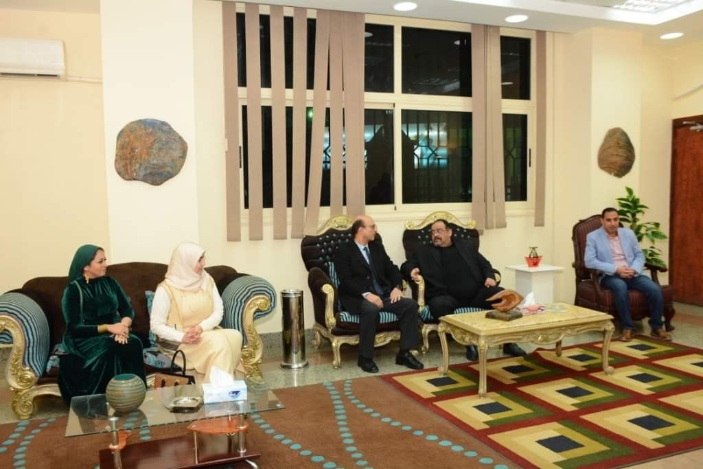 افتتح الاستاذ الدكتور/ احمد المنشاوى معرضاً فنياً عن " التنمية المستدامة" للتعبير عن حركة المشروعات التنموية التي تشهدها البلاد فى العهد الحالي