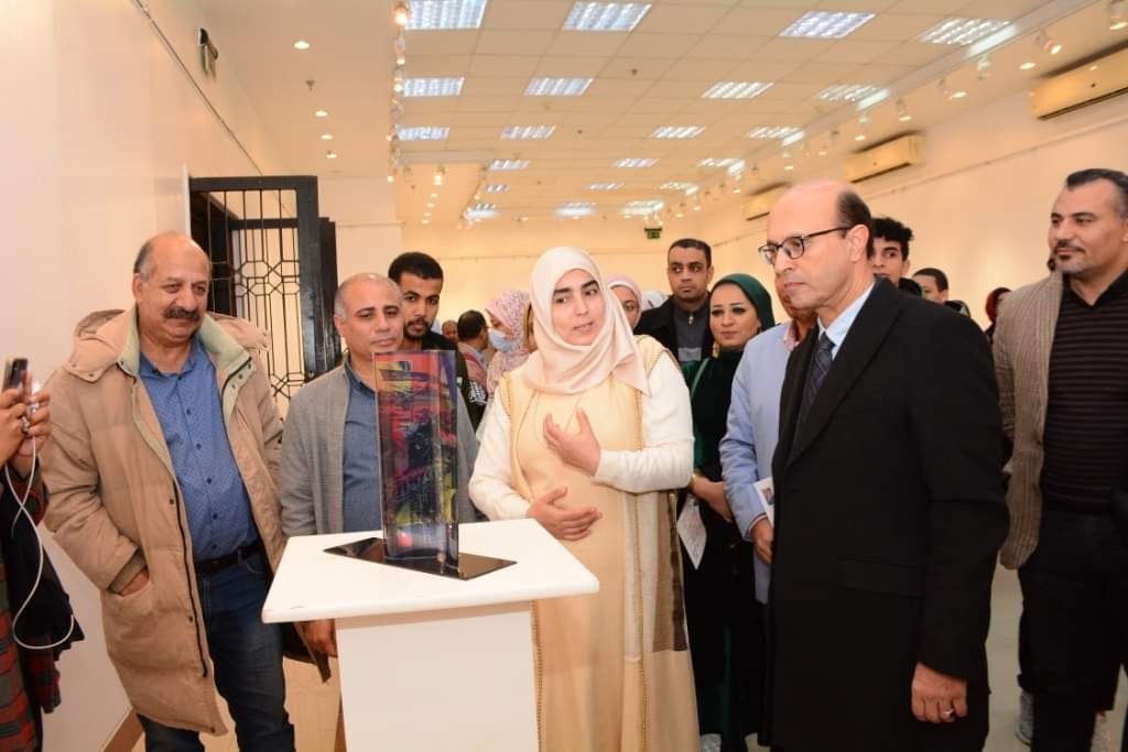 افتتح الاستاذ الدكتور/ احمد المنشاوى معرضاً فنياً عن " التنمية المستدامة" للتعبير عن حركة المشروعات التنموية التي تشهدها البلاد فى العهد الحالي