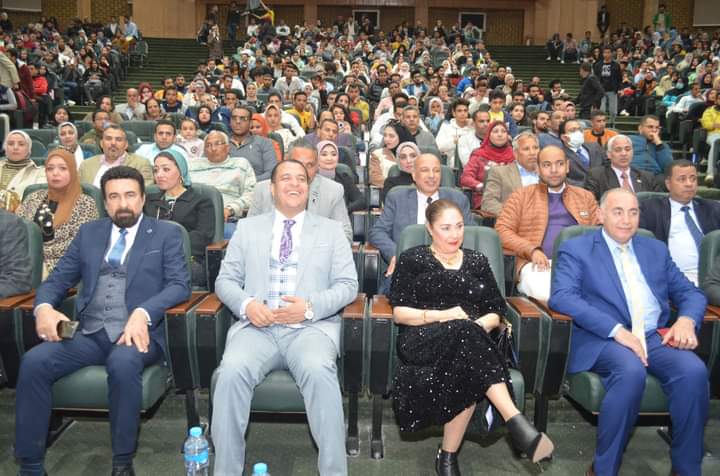 تكريم الأستاذ الدكتور محمد ثابت بدارى رئيس قسم التصوير وعميد الكلية السابق كعضو لجنة تحكيم بمهرجان الابداع المسرحى العاشر 