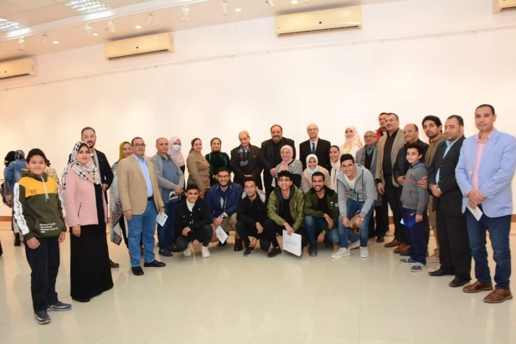 افتتح الاستاذ الدكتور/ احمد المنشاوى معرضاً فنياً عن " التنمية المستدامة" للتعبير عن حركة المشروعات التنموية التي تشهدها البلاد فى العهد الحالي