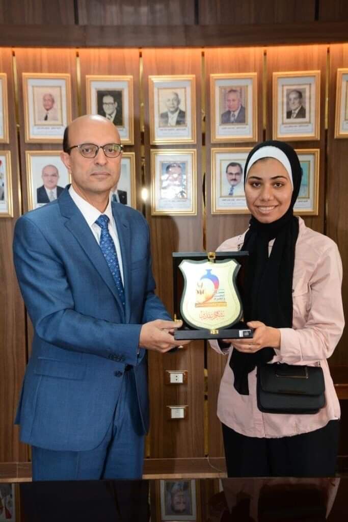 جامعة جنوب الوادى  تكرم طلاب كلية الفنون الجميلة جامعة اسيوط المشاركين فى سمبوزيوم النحت والخزف  بكلية التربية النوعية جامعة جنوب الوادي 