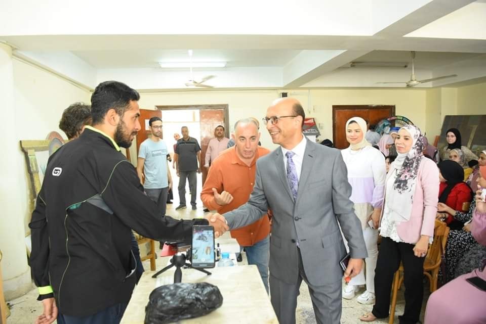 شهد الدكتور أحمد المنشاوي نائب رئيس الجامعة لشئون الدراسات العليا والبحوث والمشرف علي كلية الفنون الجميلة ختام أعمال الورشة الفنية الدولية بقسم التصوير بالكلية والتي امتدت فعالياتها في الفترة من 16 حتي 18 من يوليو الجاري