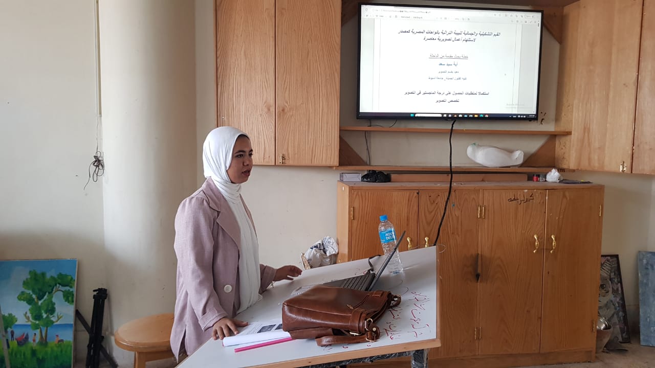 في اطار النشاط البحثي بالكلية وبرعاية الاستاذ الدكتور خالد صلاح عميد الكلية وتحت اشراف الاستاذ الدكتور محمد حلمى وكيل الكلية للدراسات العليا والبحوث عقد قسم التصوير اليوم سمينار لمناقشة خطة بحثية للتقدم لنيل درجة الماجستير