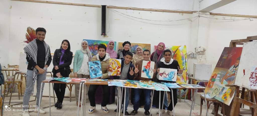 تحت رعاية الأستاذ الدكتور احمد المنشاوي نائب رئيس الجامعة لشئون الدراسات العليا والبحوث والمشرف على كلية الفنون الجميلة وتحت اشراف دكتورة سحر بطرس وكيل الكلية لشئون خدمة المجتمع وتنمية البيئة ودكتور محمد عبد الحكيم وكيل الكلية لشئون الطلاب وإدارة رعاية الشباب وإدارة العلاقات العامة والاعلام بالكلية ، حيث استقبلت الكلية الطلاب ذوي الهمم من طلاب مركز رعاية ذوى الهمم بالجامعة ، كلية التربية النوعية -قسم التربية الفنية ، مدرسة المكفوفين ، الجمعية المصرية لذوى الإعاقة السمعية ، الجمعية النسائية لمشاركتهم العمل وسط ابناء الكلية من الطلبة لمحاولة ادماجهم في المجتمع وتنمية مواهبهم وقد أوضحت د/ نجلاء بدوي هارون المدرس بقسم التصوير من خلال الورشة تعريف ونشأت فن الإبرو. ( الرسم على الماء ) وأن الهدف من هذه الورشة لطلاب ذوي الهمم تنمية القدرة البصرية وتوسيع افاقهم الفكرية وإثارة شغفهم تجاه الالوان وقدرتهم على التخيل مما ساعد في إنتاج أعمال فنية متميزة وان كل منهم على حدة له مجموعة لونية مفضلة وجميلة . و أكدت د. هبه فوزى المدرس بقسم الجرافيك على أهمية الفن فى تطوير شخصيات تلك الطلاب نظرا لما لديهم من اختلافات في الجسد أو الفكر أو في الحس ، الأمر الذي يحد من قدرتهم على ممارسة النشاطات الأساسية والشخصية والاجتماعية . و من هنا تبنت كلية الفنون الجميلة جامعة اسيوط هذه المبادرة لتقديم دور فعال فى اظهار المهارات الفنية المتعددة لتلك الطلاب ودمجهم مع المجتمع الخارجى للارتقاء بمهارتهم و الكشف عن المواهب الفنية الموجودة فيهم لاخراج منتج فنى يعبر عن القدرات الخاصة لهم وقد اثمرت الورشة اعمال فنية عديدة ناتج من التزام وتواجد الطلاب ذوى الهمم والمجهود المبذول والاصرار على العمل والتواصل مع طلاب الكلية