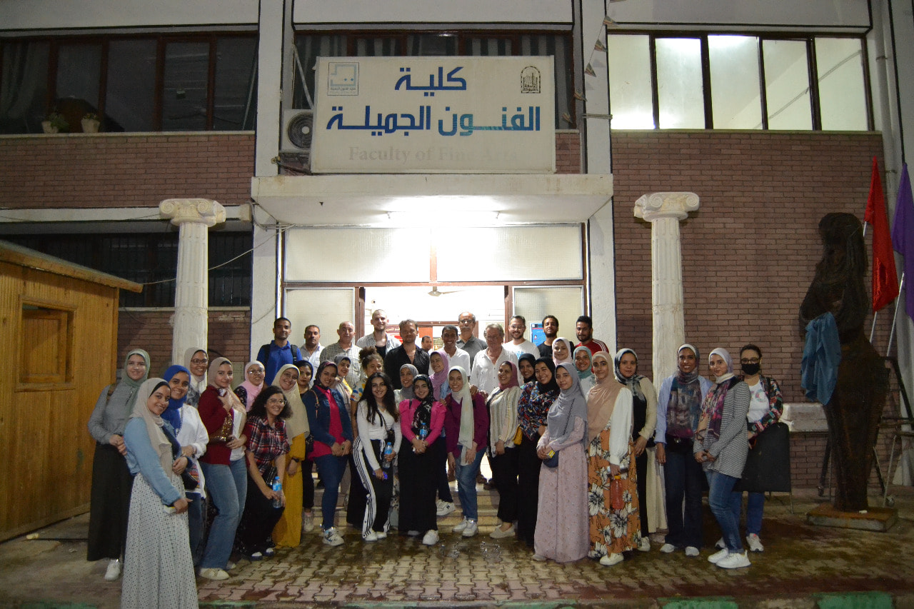 الورشةالفنيةالدولية بقسم التصوير خلال الفترة من ١٦/ ٧ / ٢٠٢٢ الى ١٨ /٧ / ٢٠٢٢م بحضور الفنان الفرنسي (روجر دال – ROGER DALE ) استاذ الرسم والتصوير باكاديمية (ستراسبورج للفنون بفرنسا ) الفنان الفرنسى ( سيليست برونديت - CELESTE BRUANDET )الفنان الالمانى ( ما