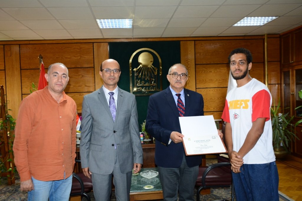 رئيس جامعة أسيوط يكرم ضيوف الجامعة المشاركين في ختام أعمال الورشة الفنية الدولية بقسم التصوير بكلية الفنون الجميلة