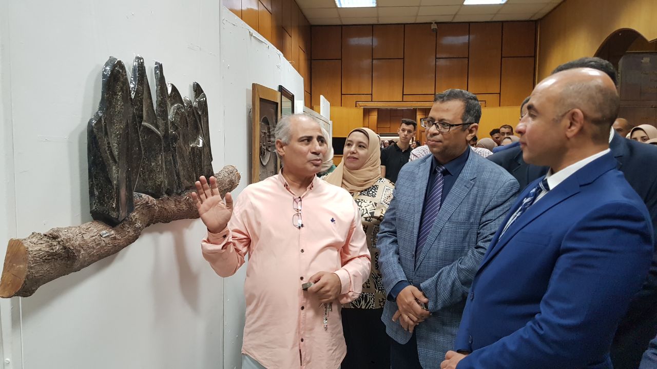 معرض لأعمال السادة اعضاء هيئة التدريس والهيئة المعاونة بالكلية