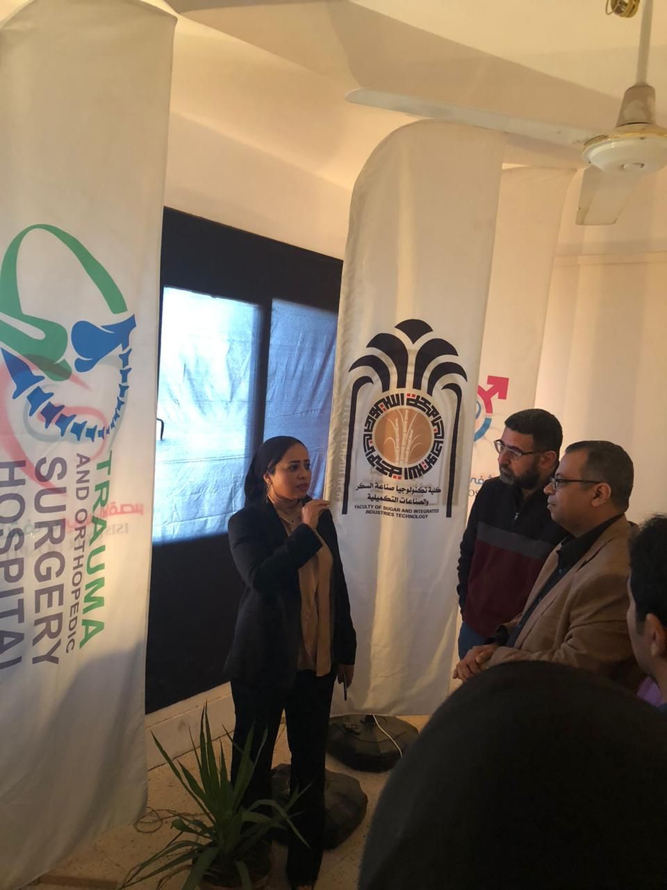 تفقدالسيد الاستاذ الدكتور / عميد الكلية لمعرض السيدة الدكتورة/ نهي سعيد مفتي المدرس بقسم الجرافيك بالكلية