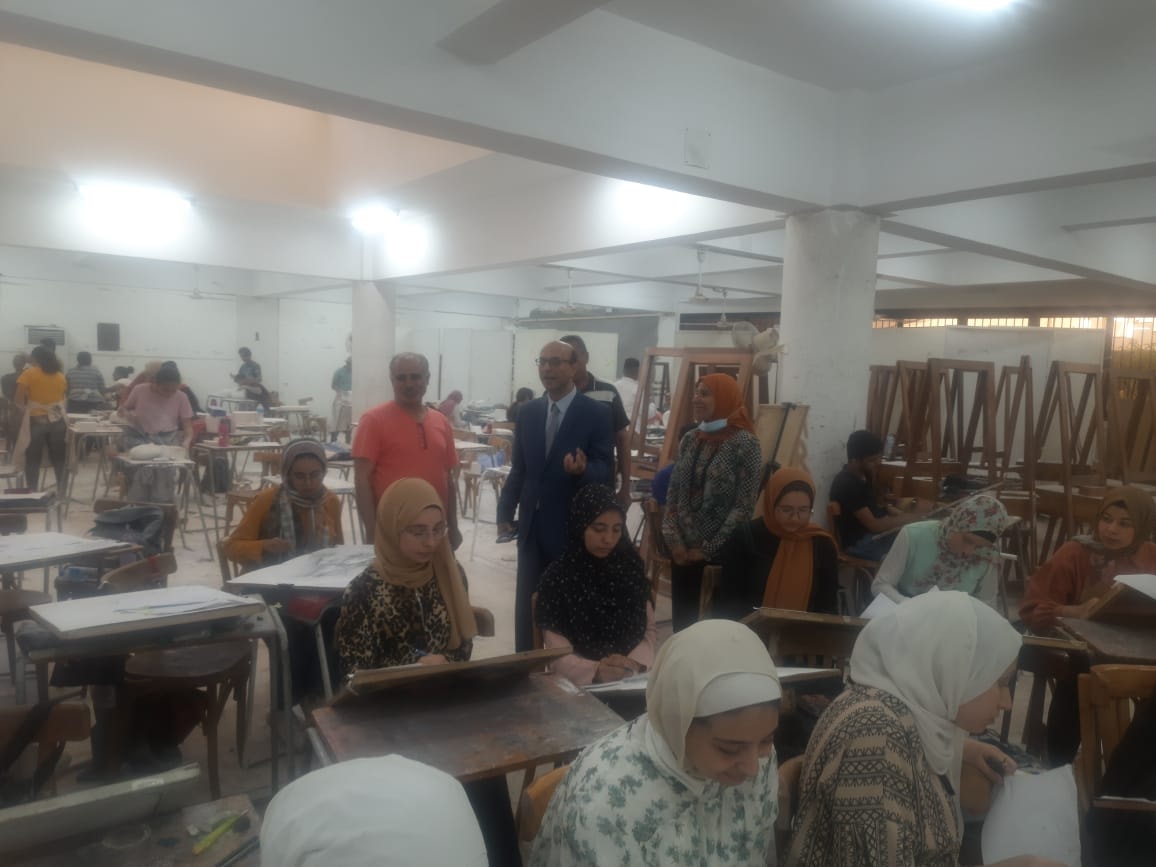  قام الأستاذ الدكتور أحمد المنشاوي بجولة تفقدية لمتابعة انتظام أعمال أمتحانات الفصل الدراسي الثاني  بالكلية  ، و كان في استقبال سيادته الدكتور محمد عبد الحكيم وكيل الكلية لشئون التعليم و الطلاب ، و الدكتورة سحر بطرس وكيلة الكلية لشئون خدمة المجتمع و تنمية البيئة ، و أعضاء هيئة التدريس ومعاونيهم  بمختلف أقسام الكلية والسيد مخلص فاروق أمين الكلية وذلك للاطمئنان على حسن سير الامتحانات بالكلية  و شدد الدكتور احمد المنشاوي على  الالتزام بتطبيق الإجراءات الاحترازية والالتزام بكافة اللوائح والإجراءات والضوابط المتخذة لتوفير درجات الانضباط داخل لجان الامتحانات