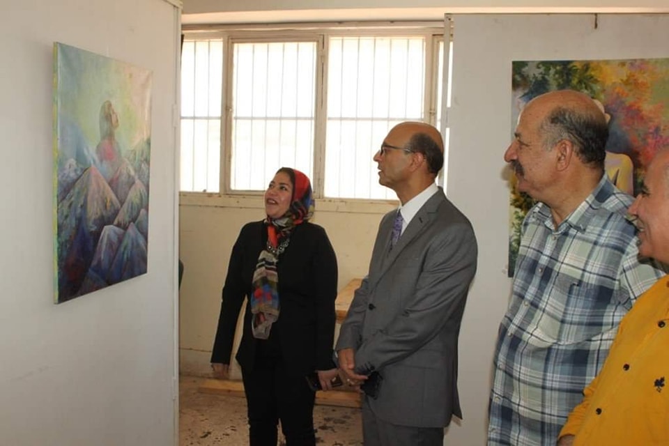 الأستاذ الدكتور أحمد المنشاوي نائب رئيس جامعة أسيوط لشئون الدراسات العليا والبحوث والمشرف على كلية الفنون الجميلة، يفتتح معرضاً فنياً بكلية الفنون الجميلة تحت عنوان "تجريد وواقع" للدكتورة ولاء أحمد عبد اللطيف مدرس التصوير بالكلية،
