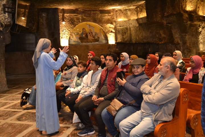 وذلك تحت رعاية السيد اللواء عصام سعد محافظ أسيوط و الاستاذ الدكتور طارق الجمال رئيس جامعة أسيوط ، والاستاذ الدكتور شحاتة غريب شلقامي نائب رئيس جامعة أسيوط لشئون التعليم والطلاب ، والأستاذ الدكتور أحمد المنشاوي نائب رئيس الجامعة لشئون الدرسات العليا والبحوث والمشرف على كلية الفنون الجميلة والأستاذ الدكتور مها غانم نائب رئيس الجامعة لشئون خدمة المجتمع وتنمية البيئة وتحت اشراف الاستاذ الدكتور سحر بطرس نجيب وكيل الكلية لشئون خدمة المجتمع وتنمية البيئة الأستاذ الدكتور محمد عبدالحكيم وكيل الكلية لشئون التعليم والطلاب ، الأستاذ الدكتور محمد حلمي الحفناوى وكيل الكلية لشئون الدراسات العليا والبحوث والمشرف على قسم العمارة والأستاذ الدكتور عاطف فاروق القرن مستشار الأنشطة الطلابية. والأستاذ الدكتور أبرار مصطفى ابراهيم مستشار التنشيط السياحي ، و الاستاذ عز الدين المنصوري مدير عام الإدارة العامة لرعاية الشباب، و الاستاذة هبة حجازى مسئول وحدة التنشيط السياحى بالجامعة. الاستاذ عثمان الحسيني مدير عام الهيئة الاقليمة للتنشيط السياحي وبتنظيم من اتحاد طلاب الكلية وإدارة رعاية الشباب بالكليه