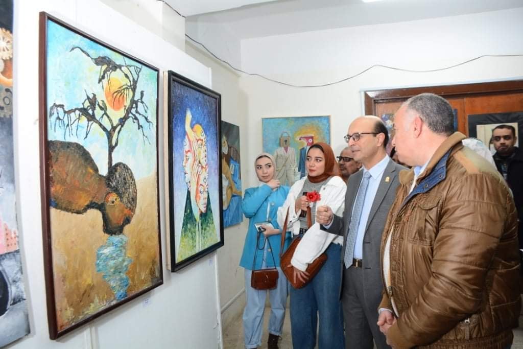 لأستاذ الدكتور / أحمد المنشاوي نائب رئيس الجامعة لشئون الدراسات العليا والبحوث والمشرف على الكلية يفتتح معرضاً فنيا بكلية الفنون الجميلة بعنوان " الحقيقة بأعيننا "