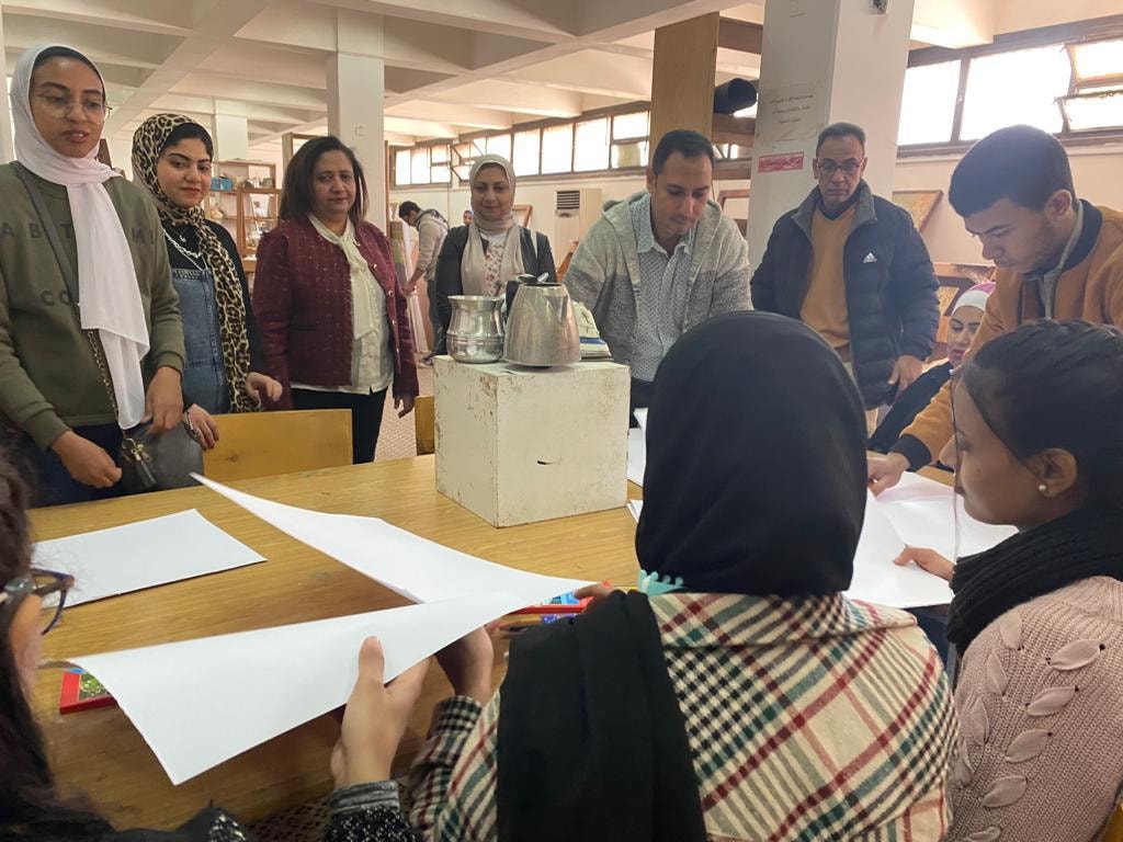 في إطار التعاون بين مؤسسات وكليات جامعة اسيوط العريقة وفئات المجتمع الخارجى تستكمل كلية الفنون الجميلة ليومها الثانى ورشة ذوى الهمم
