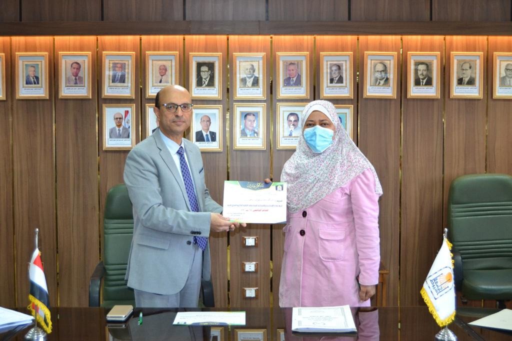 الأستاذ الدكتور أحمد المنشاوي نائب رئيس الجامعة لشئون الدراسات العليا والبحوث والمشرف على كلية الفنون الجميلة يكرم فريق عمل كلية الفنون الجميلة المتقدمين للمنافسة في جائزة جامعة أسيوط للجودة والتميز الحكومي في نسختها الأولى تقديراً لمشاركتهم الإيجابية وذلك فى حضور السادة أعضاء مجلس كلية الفنون الجميلة