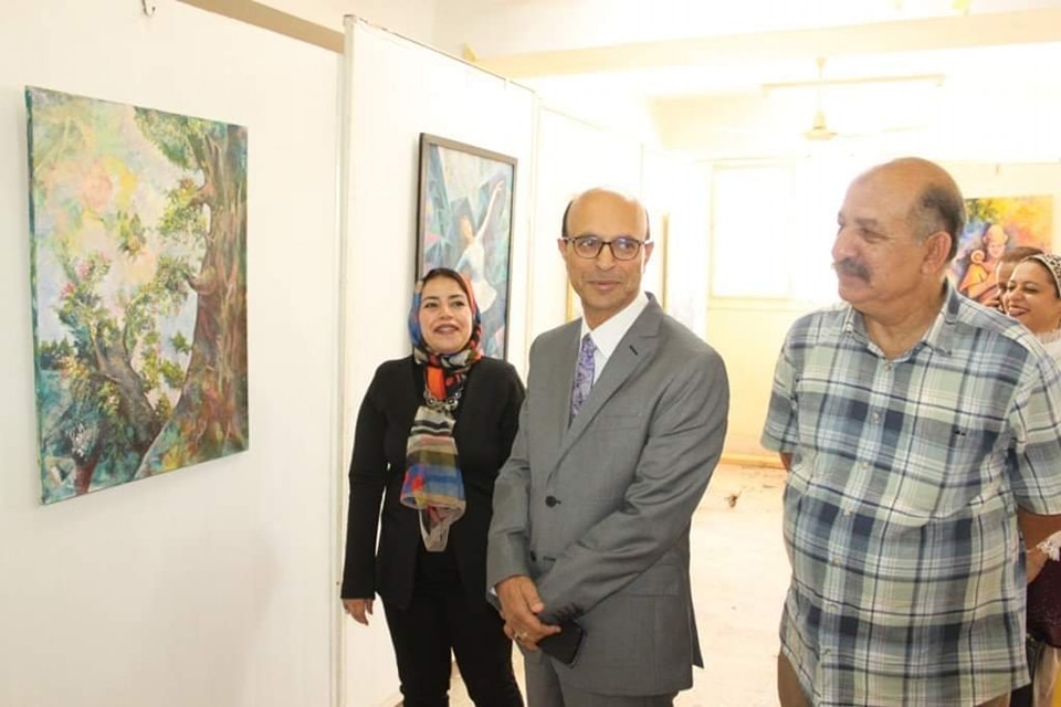 الأستاذ الدكتور أحمد المنشاوي نائب رئيس جامعة أسيوط لشئون الدراسات العليا والبحوث والمشرف على كلية الفنون الجميلة، يفتتح معرضاً فنياً بكلية الفنون الجميلة تحت عنوان "تجريد وواقع" للدكتورة ولاء أحمد عبد اللطيف مدرس التصوير بالكلية،