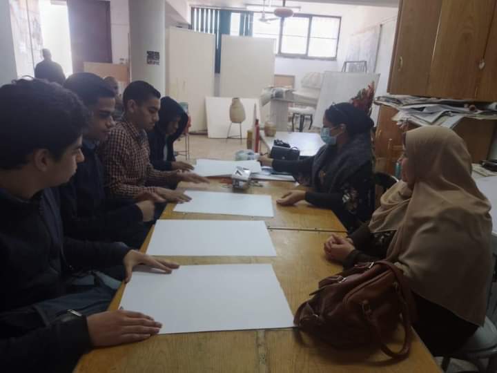 تحت رعاية الأستاذ الدكتور طارق الجمال رئيس جامعة أسيوط والأستاذ الدكتور شحاتة غريب نائب رئيس الجامعة لشئون التعليم والطلاب والأستاذ الدكتور أحمد المنشاوي نائب رئيس الجامعة لشئون الدراسات العليا والبحوث والمشرف على كلية الفنون الجميلة ، والأستاذ الدكتور مها غانم نائب رئيس الجامعة لشئون خدمة المجتمع وتنمية البيئة وتحت اشراف الأستاذ الدكتور سحر بطرس نجيب وكيل الكلية لشئون خدمة المجتمع وتنمية البيئة الاستاذ الدكتور محمد عبدالحكيم وكيل الكلية لشئون التعليم والطلاب وإدارة رعاية الشباب وإدارة العلاقات العامة والإعلام بالكلية وفى اطار اهتمام قطاعي شئون التعليم و الطلاب وشئون خدمة المجتمع وتنمية البيئة نحو تنمية المواهب الفنية لطلاب ذوي الهمم فى مراحل تعليمهم المختلفة قامت كلية الفنون الجميلة بتنظيم ورشة فنية لذوى الهمم بالتعاون مع قطاع شئون خدمة المجتمع وتنمية البيئة وقطاع شئون التعليم والطلاب بالجامعة للجهات التالية (مركز رعاية ذوى الهمم بالجامعة ، كلية التربية النوعية -قسم التربية الفنية ، مدرسة المكفوفين ، الجمعية المصرية لذوى الإعاقة السمعية ، الجمعية النسائية ) فى الفترة من ١٢ الى ١٧ مارس ٢٠٢٢ م يعقبه إقامة معرض لمنتجات الورشة وذلك يوم الاثنين الموافق ٢٢ مارس ٢٠٢٢م شارك فى الورشة قسم النحت والتصوير والجرافيك بالكلية وقد اوضحت الدكتورة سحر بطرس والدكتور محمد عبدالحكيم ان اليوم الاول للورشة قد تم بنجاح وحقق هدف الورشة بالدمج بين طلاب الكلية والطلاب ذوى الهمم وقد زار طلاب الورشة اقسام النحت والجرافيك والتصوير حسب الجدول المحدد وتفاعلوا مع طلاب الكلية فى الاقسام وقاموا بتنفيذ اعمال فنية متنوعة ومميزة والتى سوف يشاركون بها فى المعرض الخاص بهم فى نهاية الورشة وقد عبروا عن سعادتهم وشغفهم لاستكمال باقى ايام الورشة كما اوضحت الدكتورة / نهى المفتى المدرس بقسم الجرافيك ان طباعة العناصر الحية الطبيعية كانت بمثابة تشويق واثارة لطلاب الورشة حيث استمتعوا باساليب الطباعة المختلفة والملامس المتنوعة التى أثمرت عن إنتاج متميز وتوضيح مفهوم التصميم الجرافيكى بنظرياته المختلفة لدى طلاب الورشة