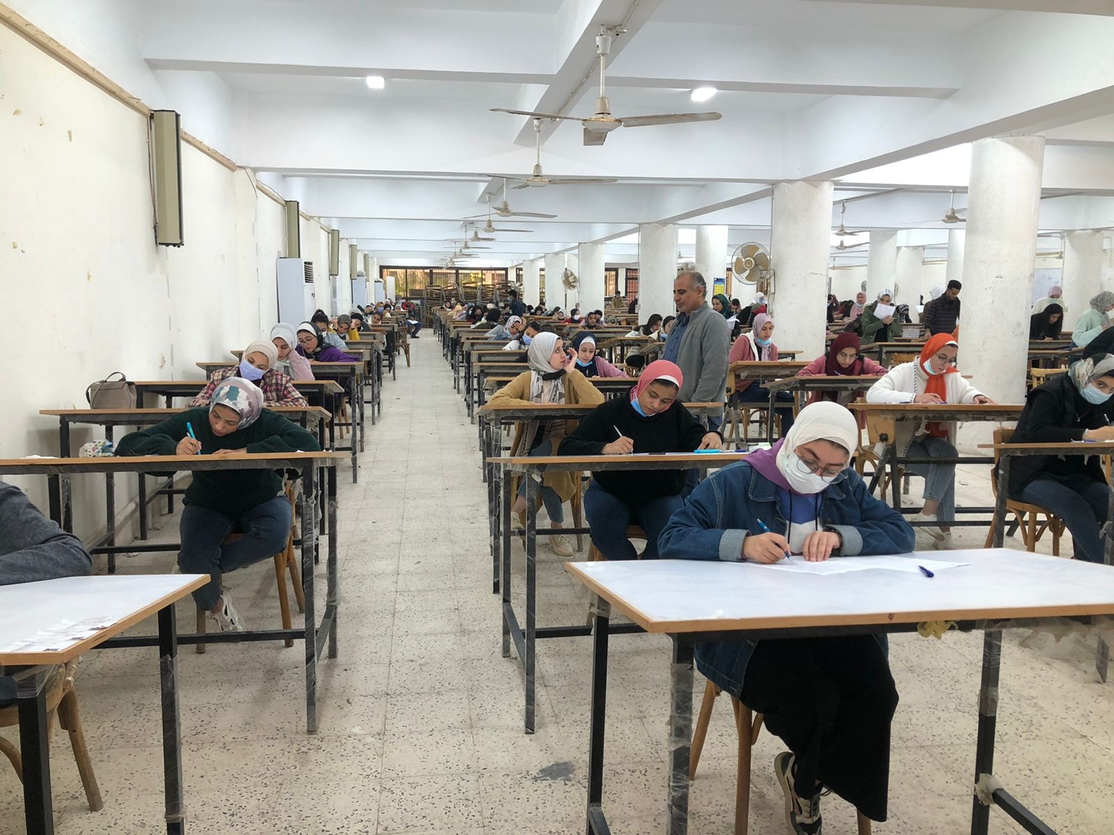 متابعة امتحانات الفصل الدراسي الأول للعام الجامعى ٢٠٢٢/٢٠٢١ م اليوم الخامس للفرقة الأعدادي ديكور ، والفرقة الاولي تصوير وجرافيك ونحت