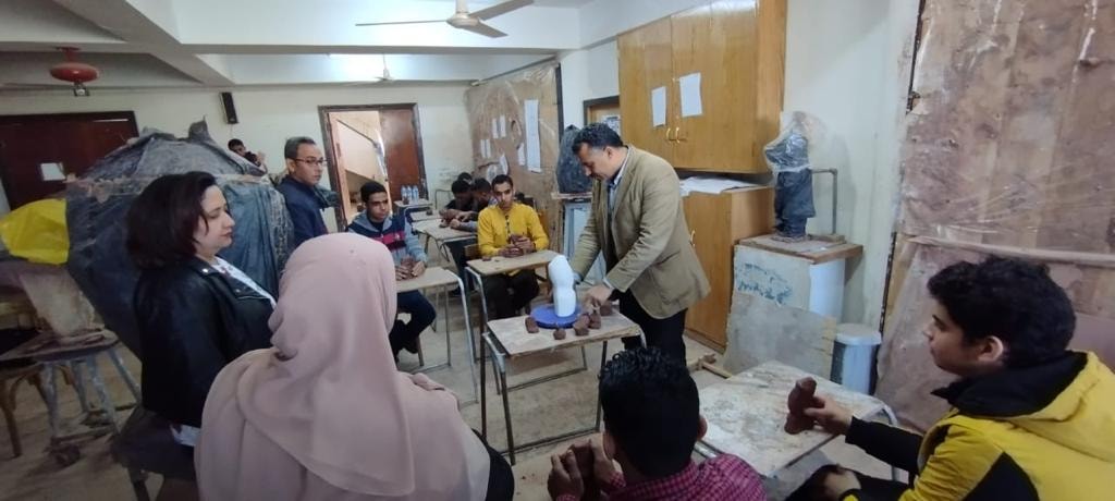 استكمال الورشة الفنية لليوم الثالث على التوالى فى إطار التعاون بين مؤسسات وكليات جامعة اسيوط ممثلة فى كلية الفنون الجميلة وفئات المجتمع الخارجى لذوى الهمم