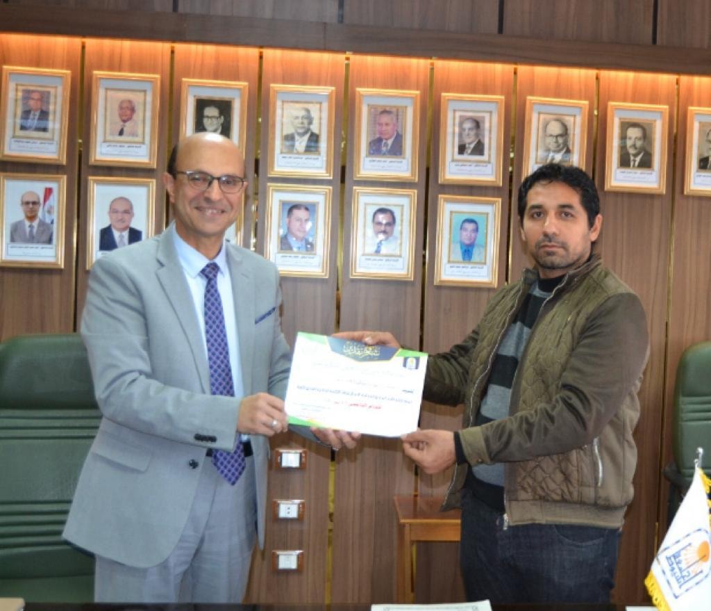 الأستاذ الدكتور أحمد المنشاوي نائب رئيس الجامعة لشئون الدراسات العليا والبحوث والمشرف على كلية الفنون الجميلة يكرم فريق عمل كلية الفنون الجميلة المتقدمين للمنافسة في جائزة جامعة أسيوط للجودة والتميز الحكومي في نسختها الأولى تقديراً لمشاركتهم الإيجابية وذلك فى حضور السادة أعضاء مجلس كلية الفنون الجميلة