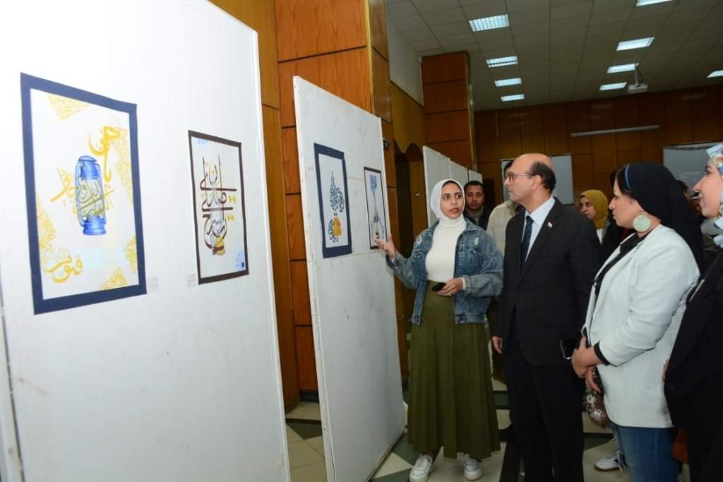 نائب رئيس الجامعة لشئون الدراسات العليا والبحوث والمشرف على كلية الفنون الجميلة يتفقد معرض الخط العربي لأعضاء هيئة تدريس و طلاب كلية الفنون الجميلة