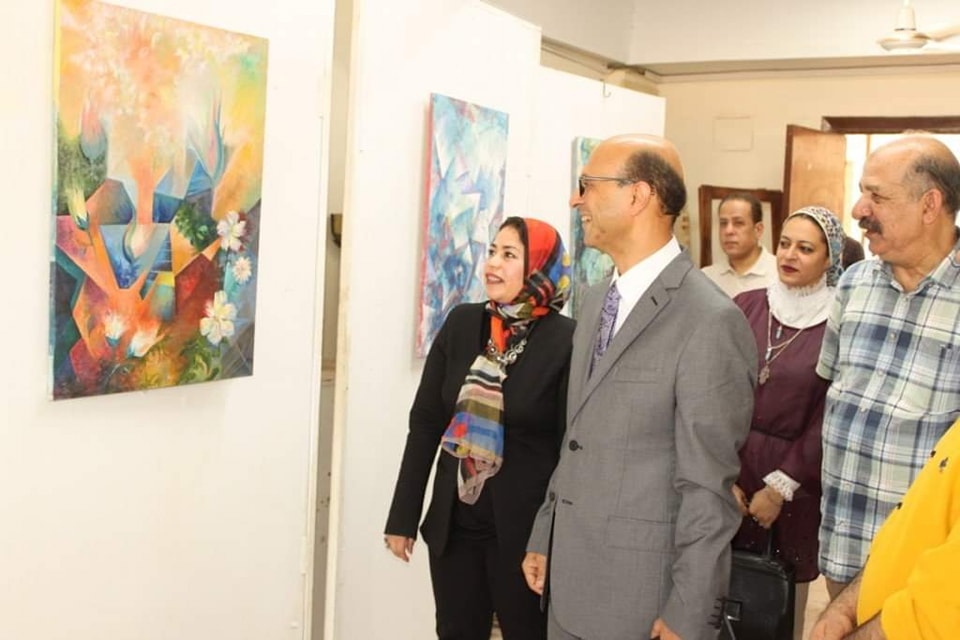 الأستاذ الدكتور أحمد المنشاوي نائب رئيس جامعة أسيوط لشئون الدراسات العليا والبحوث والمشرف على كلية الفنون الجميلة، يفتتح معرضاً فنياً بكلية الفنون الجميلة تحت عنوان "تجريد وواقع" للدكتورة ولاء أحمد عبد اللطيف مدرس التصوير بالكلية،