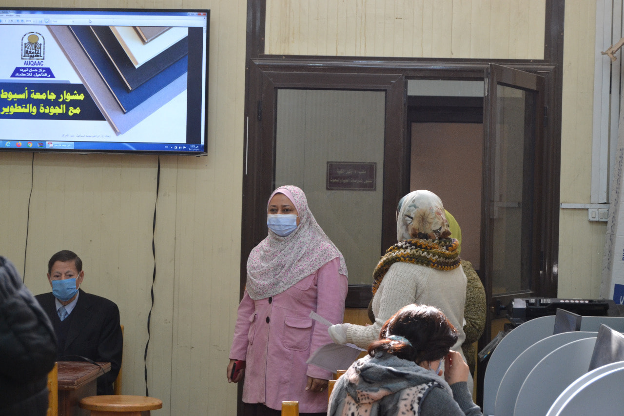 عقد مركز تطوير التعليم الجامعي دورة تدريبية للسادة أعضاء هيئة التدريس والهيئة المعاونة بكلية الفنون الجميلة بالتعاون مع وحدة ضمان الجودة بالكلية 