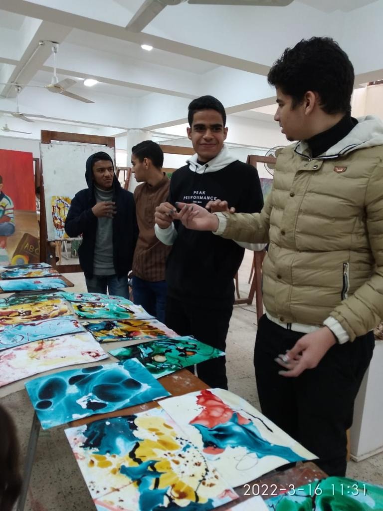 تحت رعاية الأستاذ الدكتور احمد المنشاوي نائب رئيس الجامعة لشئون الدراسات العليا والبحوث والمشرف على كلية الفنون الجميلة وتحت اشراف دكتورة سحر بطرس وكيل الكلية لشئون خدمة المجتمع وتنمية البيئة ودكتور محمد عبد الحكيم وكيل الكلية لشئون الطلاب وإدارة رعاية الشباب وإدارة العلاقات العامة والاعلام بالكلية ، حيث استقبلت الكلية الطلاب ذوي الهمم من طلاب مركز رعاية ذوى الهمم بالجامعة ، كلية التربية النوعية -قسم التربية الفنية ، مدرسة المكفوفين ، الجمعية المصرية لذوى الإعاقة السمعية ، الجمعية النسائية لمشاركتهم العمل وسط ابناء الكلية من الطلبة لمحاولة ادماجهم في المجتمع وتنمية مواهبهم وقد أوضحت د/ نجلاء بدوي هارون المدرس بقسم التصوير من خلال الورشة تعريف ونشأت فن الإبرو. ( الرسم على الماء ) وأن الهدف من هذه الورشة لطلاب ذوي الهمم تنمية القدرة البصرية وتوسيع افاقهم الفكرية وإثارة شغفهم تجاه الالوان وقدرتهم على التخيل مما ساعد في إنتاج أعمال فنية متميزة وان كل منهم على حدة له مجموعة لونية مفضلة وجميلة . و أكدت د. هبه فوزى المدرس بقسم الجرافيك على أهمية الفن فى تطوير شخصيات تلك الطلاب نظرا لما لديهم من اختلافات في الجسد أو الفكر أو في الحس ، الأمر الذي يحد من قدرتهم على ممارسة النشاطات الأساسية والشخصية والاجتماعية . و من هنا تبنت كلية الفنون الجميلة جامعة اسيوط هذه المبادرة لتقديم دور فعال فى اظهار المهارات الفنية المتعددة لتلك الطلاب ودمجهم مع المجتمع الخارجى للارتقاء بمهارتهم و الكشف عن المواهب الفنية الموجودة فيهم لاخراج منتج فنى يعبر عن القدرات الخاصة لهم وقد اثمرت الورشة اعمال فنية عديدة ناتج من التزام وتواجد الطلاب ذوى الهمم والمجهود المبذول والاصرار على العمل والتواصل مع طلاب الكلية