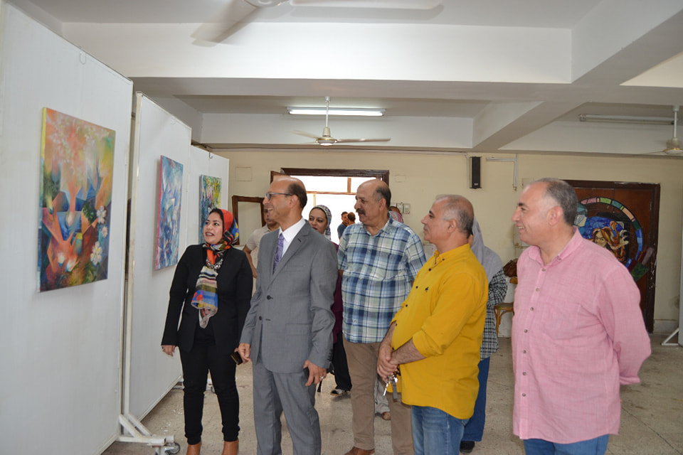 الأستاذ الدكتور أحمد المنشاوي نائب رئيس جامعة أسيوط لشئون الدراسات العليا والبحوث والمشرف على كلية الفنون الجميلة، يفتتح معرضاً فنياً بكلية الفنون الجميلة تحت عنوان "تجريد وواقع" للدكتورة ولاء أحمد عبد اللطيف مدرس التصوير بالكلية،