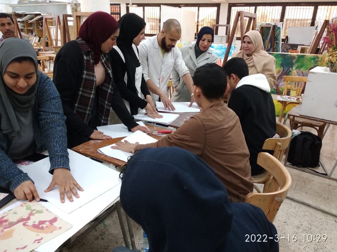 تحت رعاية الأستاذ الدكتور احمد المنشاوي نائب رئيس الجامعة لشئون الدراسات العليا والبحوث والمشرف على كلية الفنون الجميلة وتحت اشراف دكتورة سحر بطرس وكيل الكلية لشئون خدمة المجتمع وتنمية البيئة ودكتور محمد عبد الحكيم وكيل الكلية لشئون الطلاب وإدارة رعاية الشباب وإدارة العلاقات العامة والاعلام بالكلية ، حيث استقبلت الكلية الطلاب ذوي الهمم من طلاب مركز رعاية ذوى الهمم بالجامعة ، كلية التربية النوعية -قسم التربية الفنية ، مدرسة المكفوفين ، الجمعية المصرية لذوى الإعاقة السمعية ، الجمعية النسائية لمشاركتهم العمل وسط ابناء الكلية من الطلبة لمحاولة ادماجهم في المجتمع وتنمية مواهبهم وقد أوضحت د/ نجلاء بدوي هارون المدرس بقسم التصوير من خلال الورشة تعريف ونشأت فن الإبرو. ( الرسم على الماء ) وأن الهدف من هذه الورشة لطلاب ذوي الهمم تنمية القدرة البصرية وتوسيع افاقهم الفكرية وإثارة شغفهم تجاه الالوان وقدرتهم على التخيل مما ساعد في إنتاج أعمال فنية متميزة وان كل منهم على حدة له مجموعة لونية مفضلة وجميلة . و أكدت د. هبه فوزى المدرس بقسم الجرافيك على أهمية الفن فى تطوير شخصيات تلك الطلاب نظرا لما لديهم من اختلافات في الجسد أو الفكر أو في الحس ، الأمر الذي يحد من قدرتهم على ممارسة النشاطات الأساسية والشخصية والاجتماعية . و من هنا تبنت كلية الفنون الجميلة جامعة اسيوط هذه المبادرة لتقديم دور فعال فى اظهار المهارات الفنية المتعددة لتلك الطلاب ودمجهم مع المجتمع الخارجى للارتقاء بمهارتهم و الكشف عن المواهب الفنية الموجودة فيهم لاخراج منتج فنى يعبر عن القدرات الخاصة لهم وقد اثمرت الورشة اعمال فنية عديدة ناتج من التزام وتواجد الطلاب ذوى الهمم والمجهود المبذول والاصرار على العمل والتواصل مع طلاب الكلية