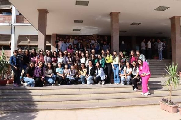 صورة تذكارية لطلاب الفرقة الخامسة بكلية الطب جامعة اسيوط احتفالاً بانتهاء امتحانات الميد ترم الاخيرة.