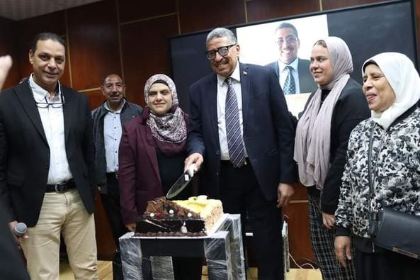  تكريم الدكتور أسامه فاروق المدير التنفيذي لمشروع مستشفي الإصابات والطوارئ الجامعي لاسهاماته الفعالة ولبلوغه السن القانونية للتقاعد