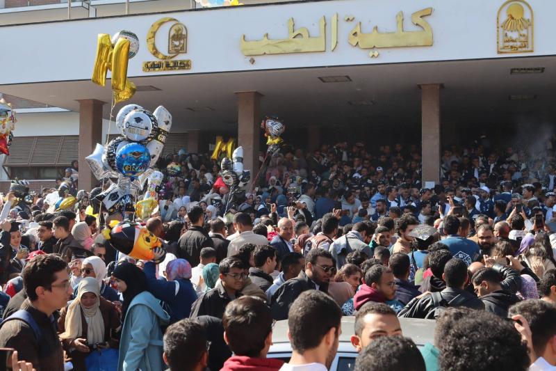 احتفال طلاب الدفعة بانتهاء مرحلة الامتحانات وبداية مرحلة الامتياز