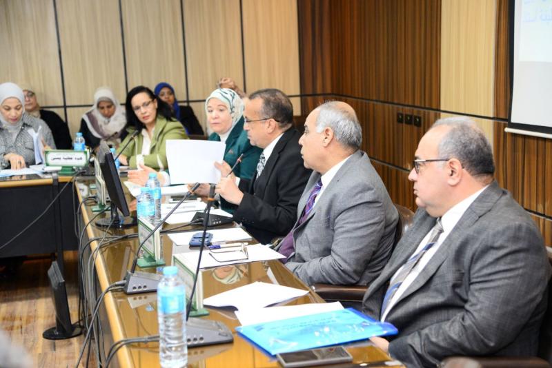 مجلس كلية الطب بجامعة أسيوط في جلسته رقم (٨٠٠) يعتمد نتائج "دبلومة جراحة العمود الفقري" ويُشيد بطفرة النشر الدولي لعام ٢٠٢٥