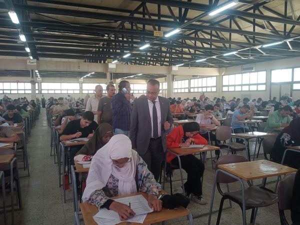 عميد كلية الطب الدكتور علاء عطية ، يتفقد امتحانات الفصل الدراسي الثاني للفرقة الأولي لطلاب كليه الطب جامعة أسيوط- والجامعة الاهلية، لضمان حسن سير أعمال الامتحانات.