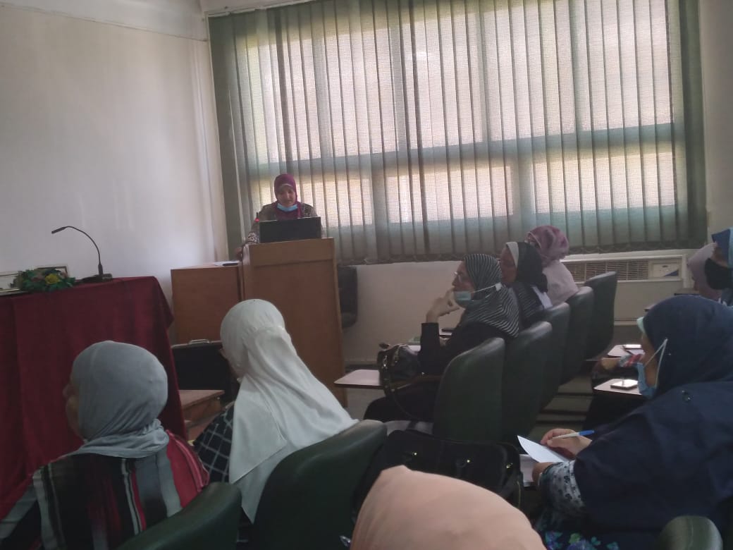 ورشة عمل عن توصيفات مقررات برنامج البكالوريوس للعام الجامعي 2020-2021 باستخدام المعايير الاكاديمية المبنية علي الكفايات