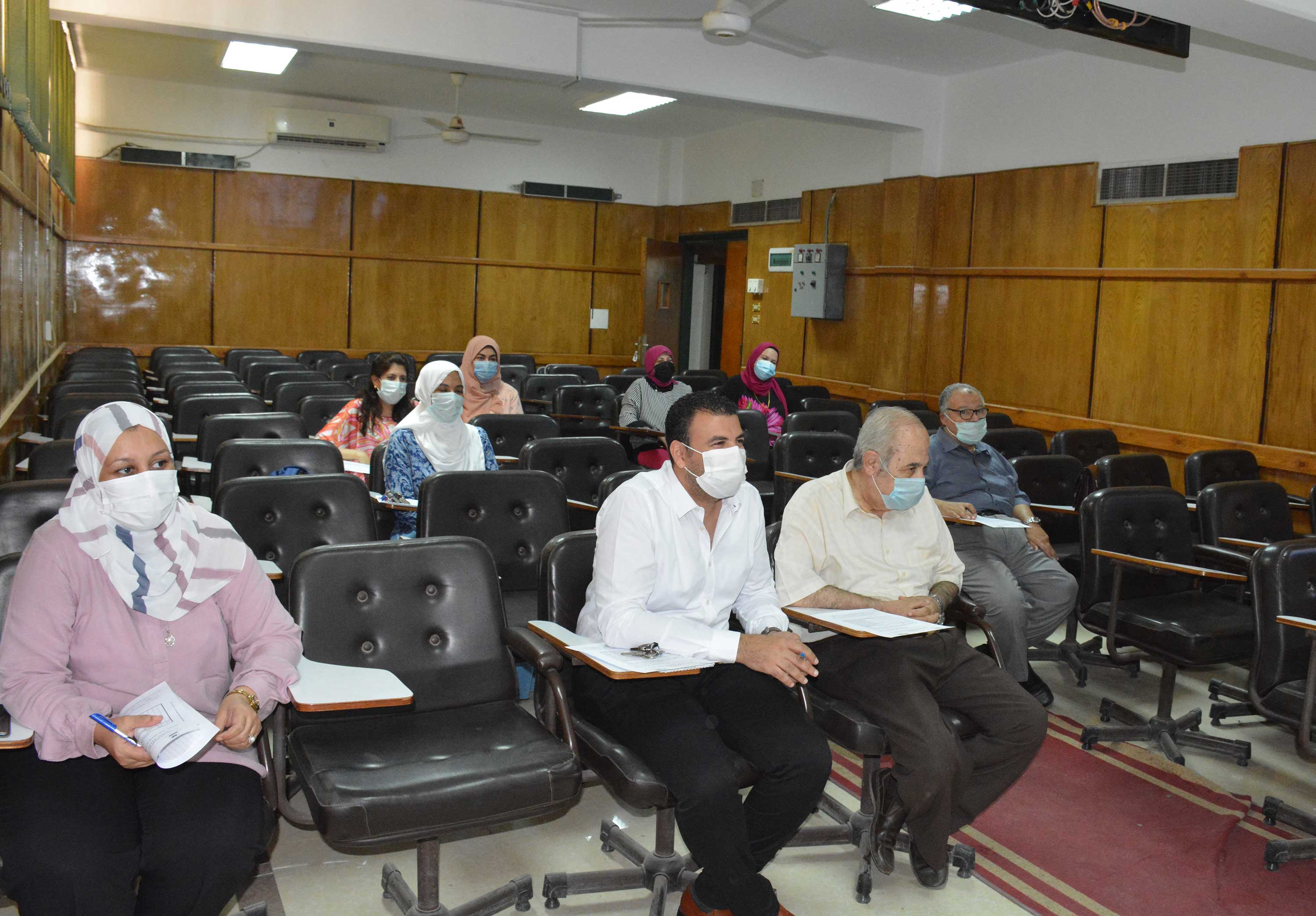 ورشة عمل تحت عنوان "توصيف البرامج وتوصيف المقررات طبقاً للمعايير القومية القياسية المرجعية لقطاع الصيدلة إصدار أبريل 2017م