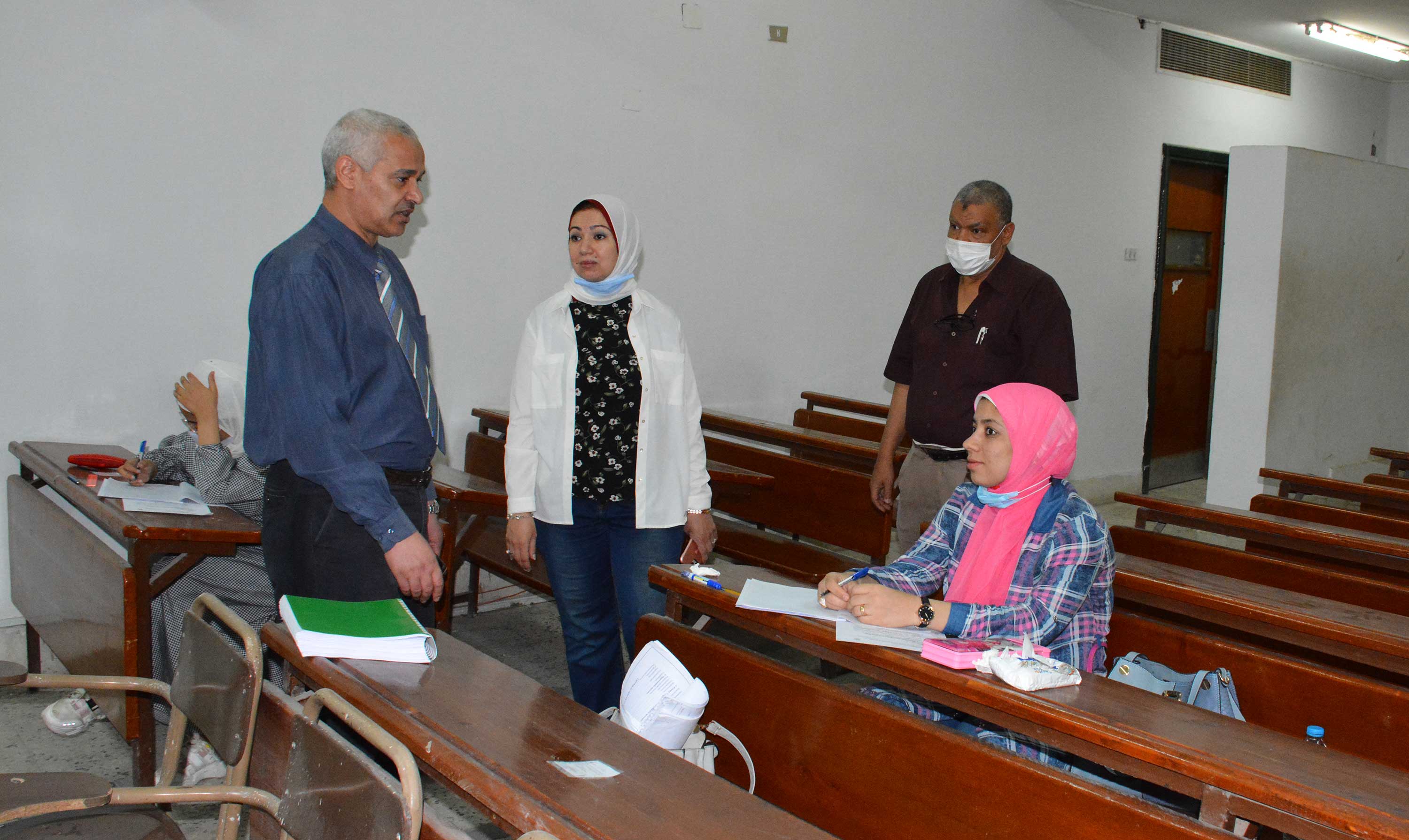 عميد كلية الصيدلة – جامعة أسيوط فى جولة تفقدية لإمتحانات الدراسات العليا